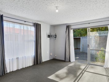 Nest or Invest! City Fringe Living!