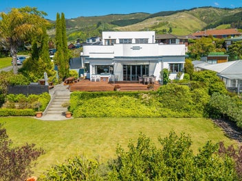 Shearer's Charm With Superb Extras!