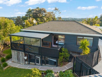 Sensational Cedar Bayview Beauty!