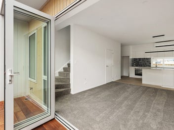 UNBELIEVABLE VALUE....BRAND SPANKING NEW!