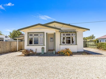 Summer Oasis - Pool, Sleepout & Privacy!