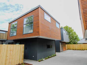 Private stand-alone 2 bed with office!!