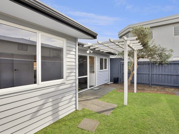 Sunny 2-Bedroom Home on Rosetta Road