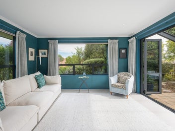 Private 4 bedroom, 2 living, close to Saxton