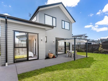 Easy-Care Living by the Estuary