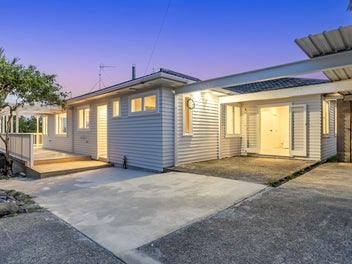 Newly Renovated Home with Sea Views on 1,186m²