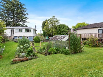 ULTIMATE MANUREWA GOLDMINE: 961m²