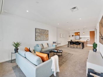 Affordable Luxury City Fringe Living!