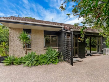 Free standing gem in the heart of Takapuna