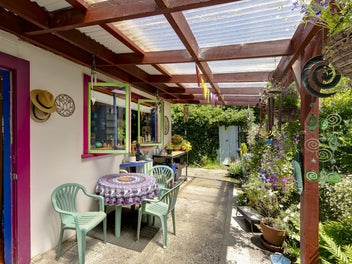 * UNDER OFFER * Funky Cottage Hideaway!