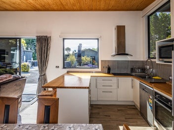 Rare dual-residence - exciting opportunity!