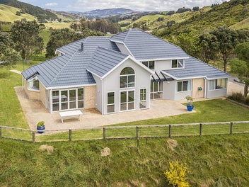 LIFESTYLE HOME AND HANGAR ON SEPARATE TITLES