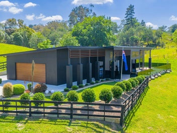 Luxury lifestyle retreat on 2 ha