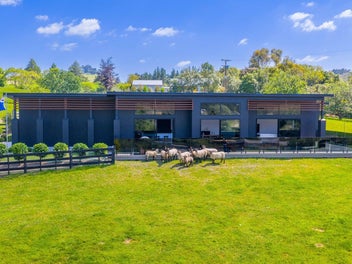 Luxury lifestyle retreat on 2 ha