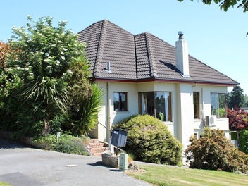 Elevated Living with Golf Course & Sea Views