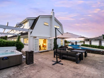 Executive Lakeview Residence