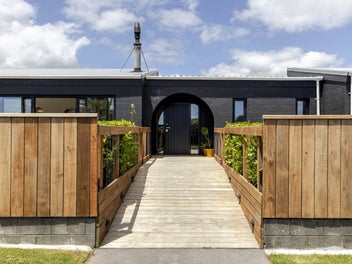 SUNNY, STYLISH & SET FOR FAMILY LIVING