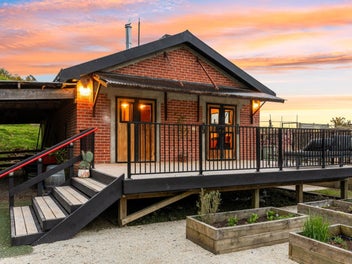 The Magazine House with Tunnel Trail Access