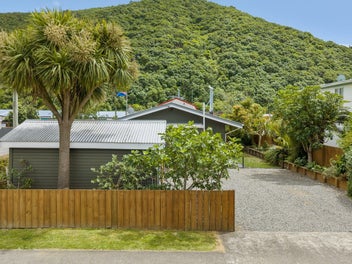 Irresistible Coastal Charm on Coveted Beach Road
