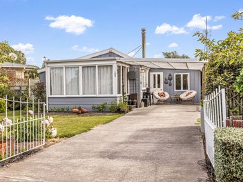 A Cottage by the Lagoon - Calm, Cosy, Yours