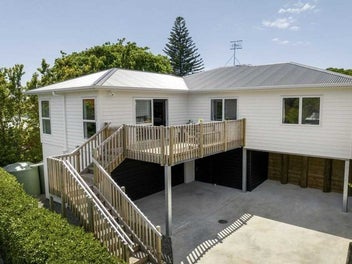 Bright, Sunny & Low-Maintenance – Move-In Ready!