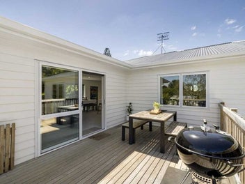 Bright, Sunny & Low-Maintenance – Move-In Ready!