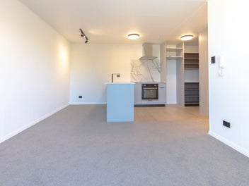 EPSOM - Brand New Apartment