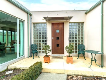 Architectural Elegance - Secluded Garden Haven