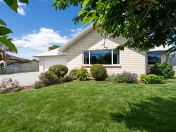 Big Home, Big Section, Big Opportunity!