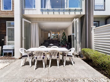 Sunny, Stylish & Perfectly Positioned