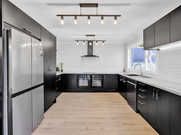 See more bedrooms... 1-2-3-4-5... SIX