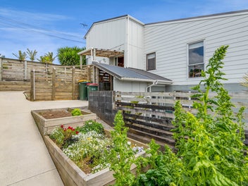 SPACIOUS MULTI-LEVEL HOME WITH SEA & URBAN VIEWS