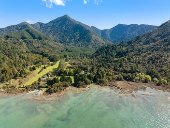 A Rare 19ha of Waterfront Escape in Nydia Bay