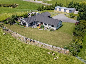 AWESOME LIFESTYLE JUST MINUTES DRIVE TO TOWN