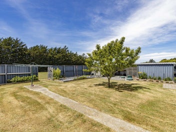 * UNDER OFFER * Location Location LOCATION!