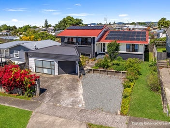 Family Living Made Easy: Space, Sun & Poolside Fun