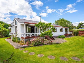 LOCKWOOD HOME, SHEDDING, LAND - on town outskirts!