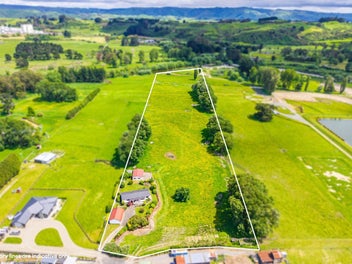 LOCKWOOD HOME, SHEDDING, LAND - on town outskirts!