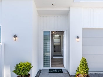 Stunning single level Farm Cove gem