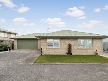 Exceptional 3-Bedroom Home with Double Interna...