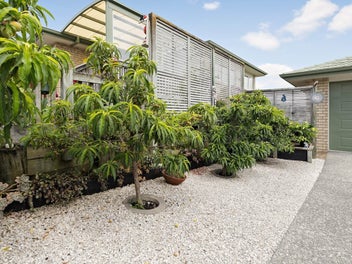 Exceptional 3-Bedroom Home with Double Interna...