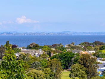 XXXL HOME WITH INCOME POTENTIAL