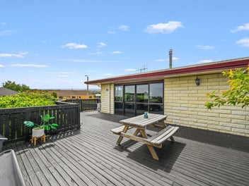 Large Home, Great Views, Dual Living