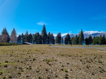 Water's Edge Perfection: Station Bay Lake Tekapo