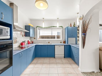 SUN-SOAKED LIVING IN SOUGHT-AFTER QUEEN STREET