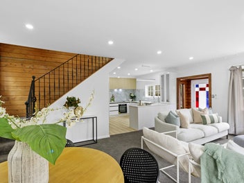 Pretty House. Renovated. Large living. Private.