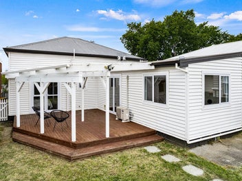 Super Handy Location & Beautifully Refurbished