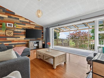 1/4 Acre Greenhithe Family Stunner!