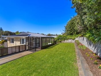 Sunny, solid, and just 600m to the beach!