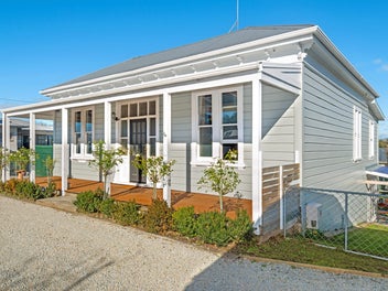 Renovated Villa! Possible income! Ample garaging